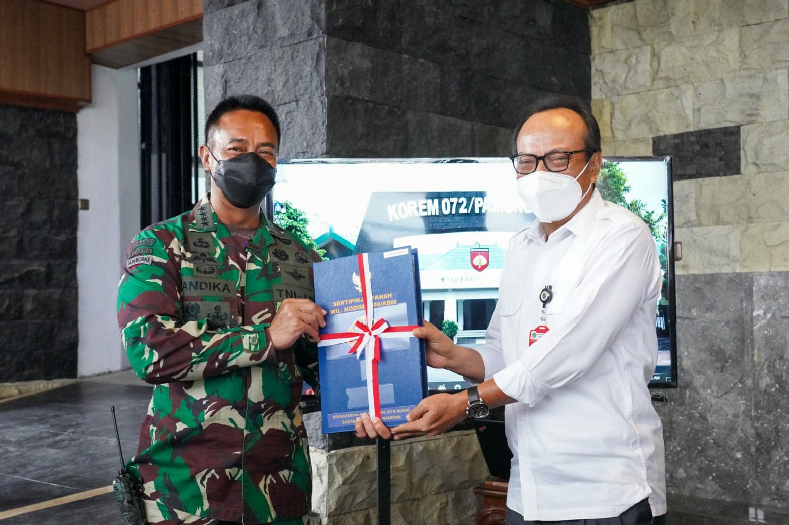 Kasad Menerima Penyerahan Sertifikat Tanah Dari Kakanwil BPN Jawa Tengah dan Kakanwil BPN DIY
