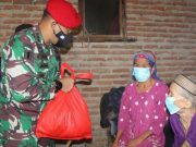 Prajurit Grup 1 Kopassus Bagikan Sembako Usai Terjun di Langit Gorda